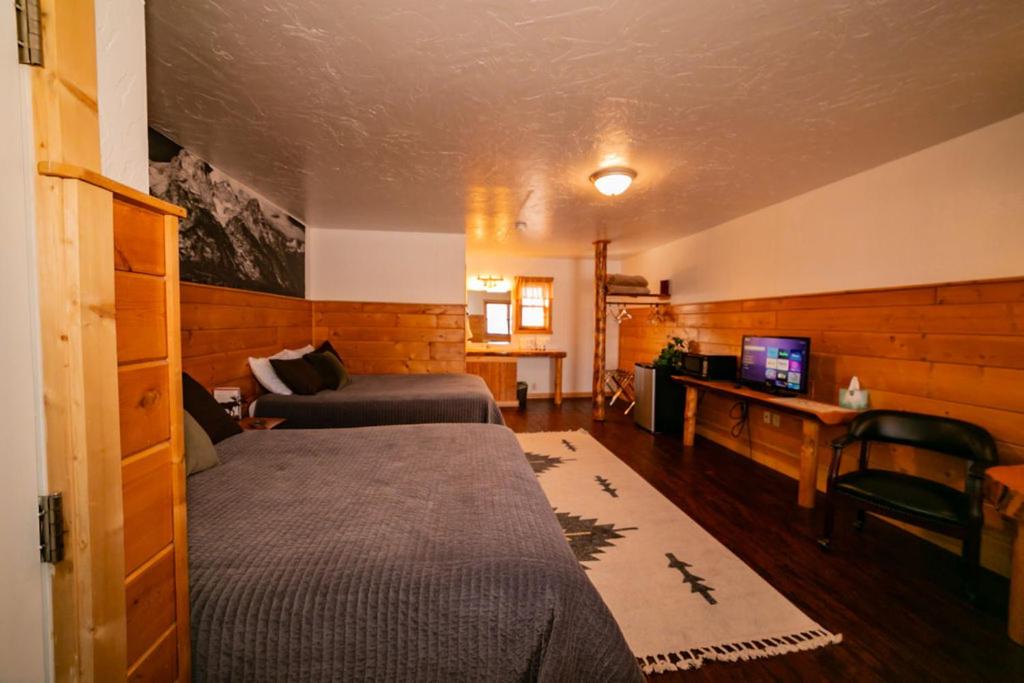 Postel nebo postele na pokoji v ubytování Chinook Winds Lodge