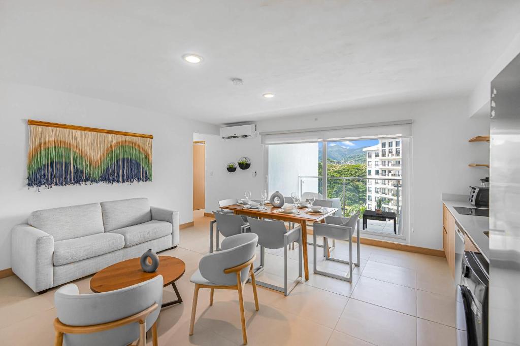 Posezení v ubytování Upstay - Brand New Condo w Pool - Near the Beach