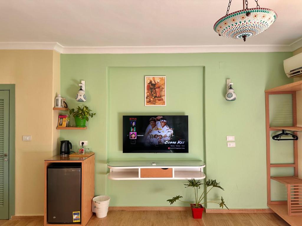 TV a/nebo společenská místnost v ubytování Beit Reihana