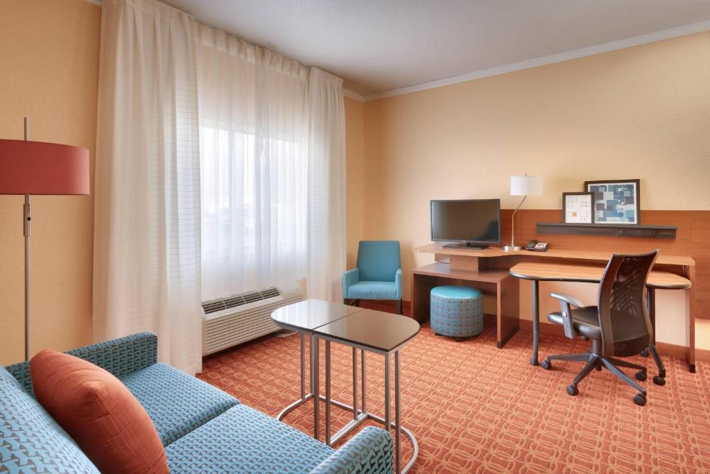 TV a/nebo společenská místnost v ubytování Fairfield Inn by Marriott Provo