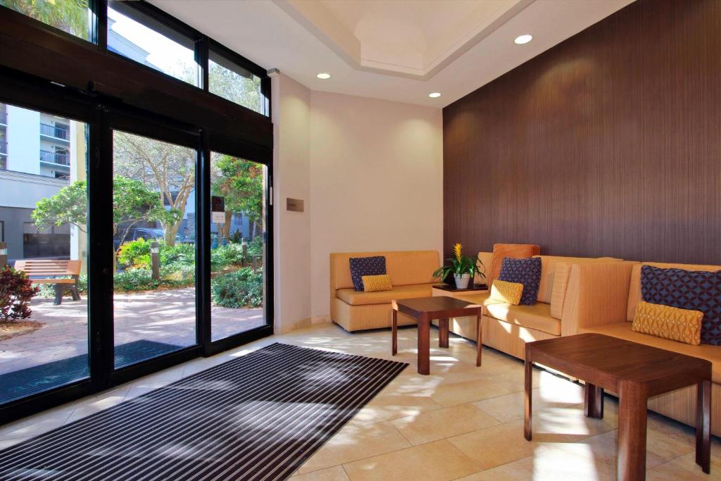 Area soggiorno di Courtyard by Marriott Cocoa Beach Cape Canaveral