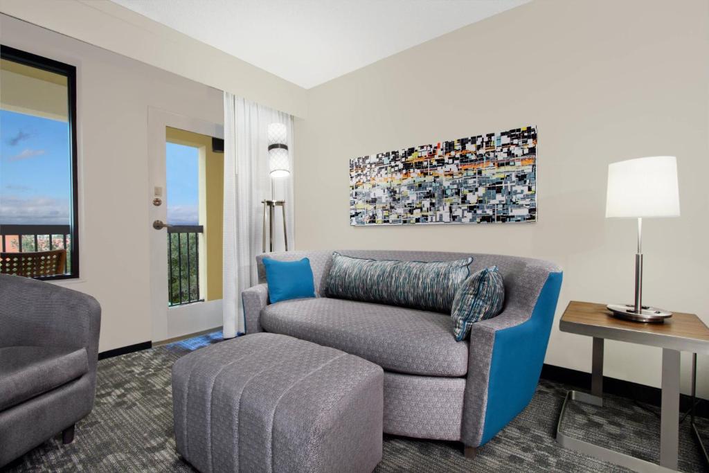 Area soggiorno di Courtyard by Marriott Cocoa Beach Cape Canaveral