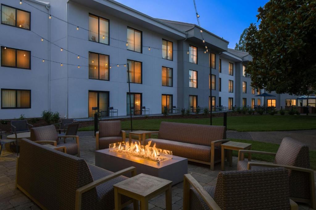 Posezení v ubytování Courtyard by Marriott Portland Beaverton
