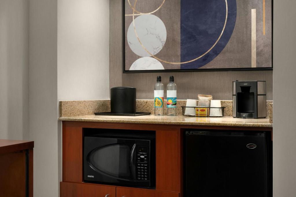 Kuchyň nebo kuchyňský kout v ubytování Courtyard by Marriott Portland Beaverton
