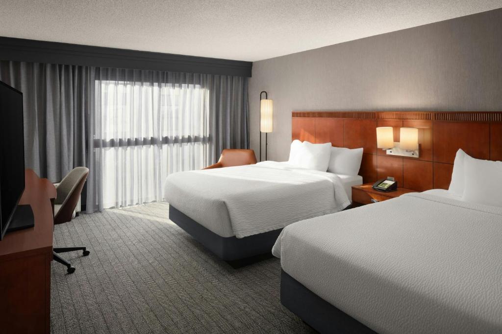 Postel nebo postele na pokoji v ubytování Courtyard by Marriott Portland Beaverton