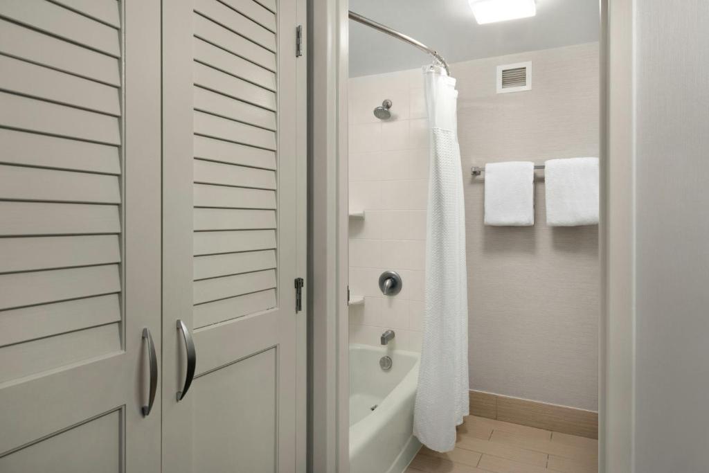 Koupelna v ubytování Courtyard by Marriott Portland Beaverton