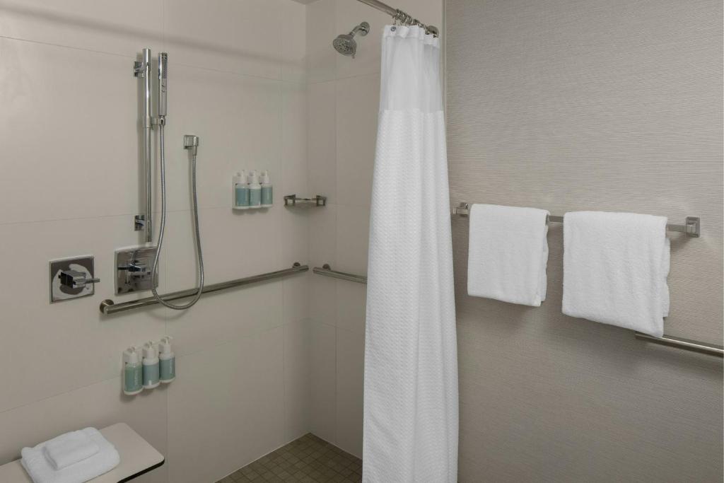 Koupelna v ubytování Courtyard by Marriott Portland Beaverton