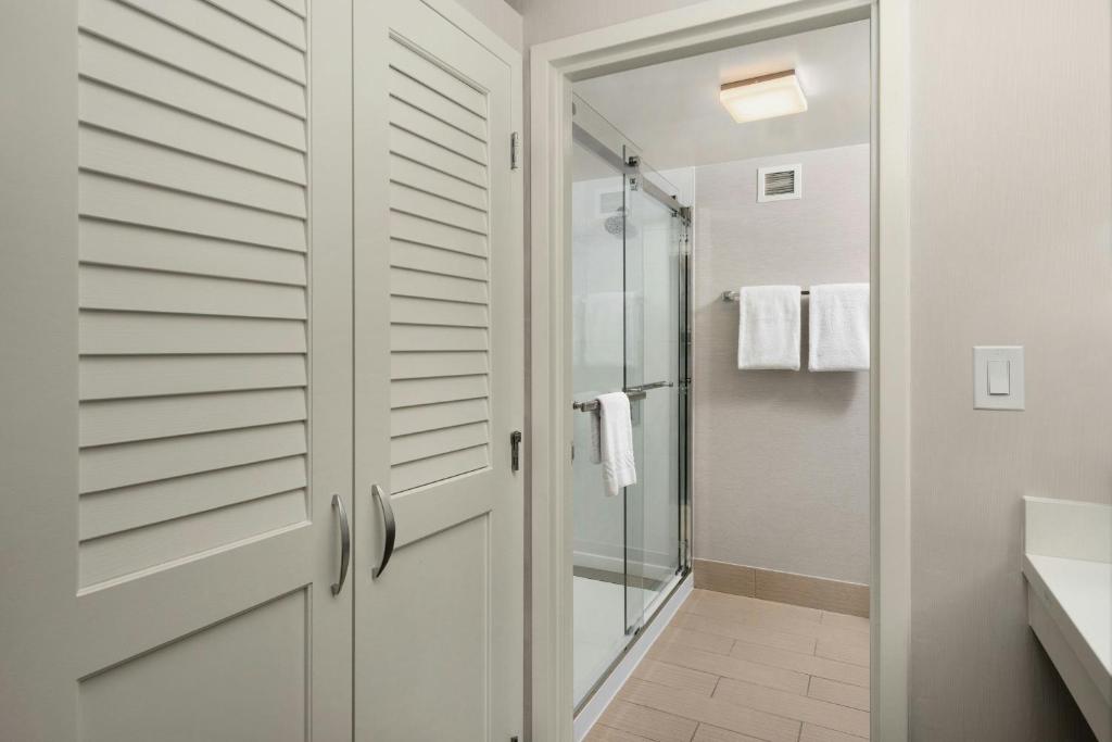 Koupelna v ubytování Courtyard by Marriott Portland Beaverton