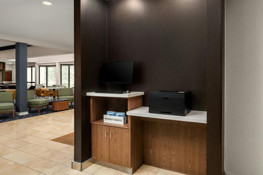 TV a/nebo společenská místnost v ubytování Courtyard by Marriott Portland Beaverton