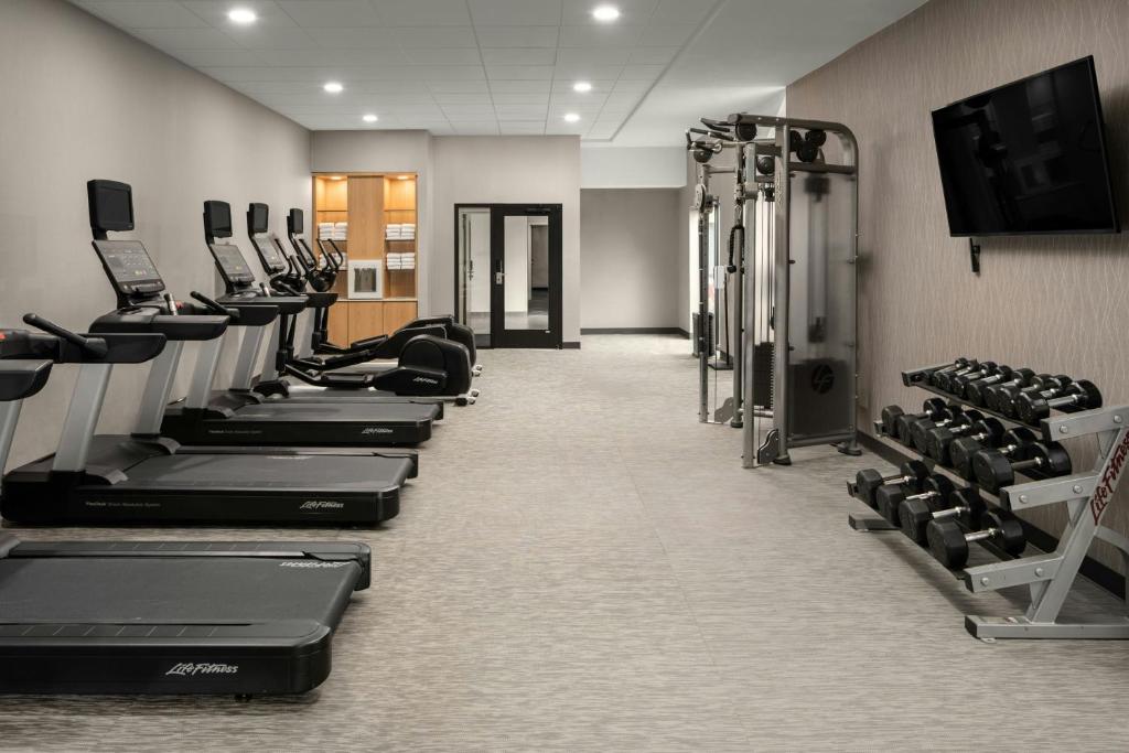 Fitness centrum a/nebo fitness zařízení v ubytování Courtyard by Marriott Portland Beaverton