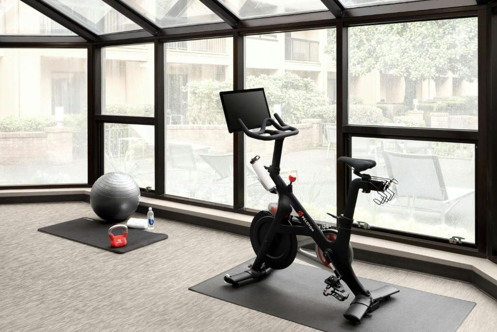 Fitness centrum a/nebo fitness zařízení v ubytování Courtyard by Marriott Portland Beaverton
