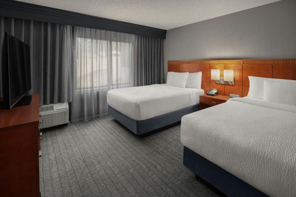 Postel nebo postele na pokoji v ubytování Courtyard by Marriott Portland Beaverton