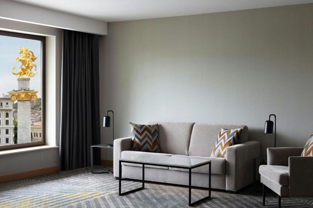 Posezení v ubytování Courtyard by Marriott Tbilisi