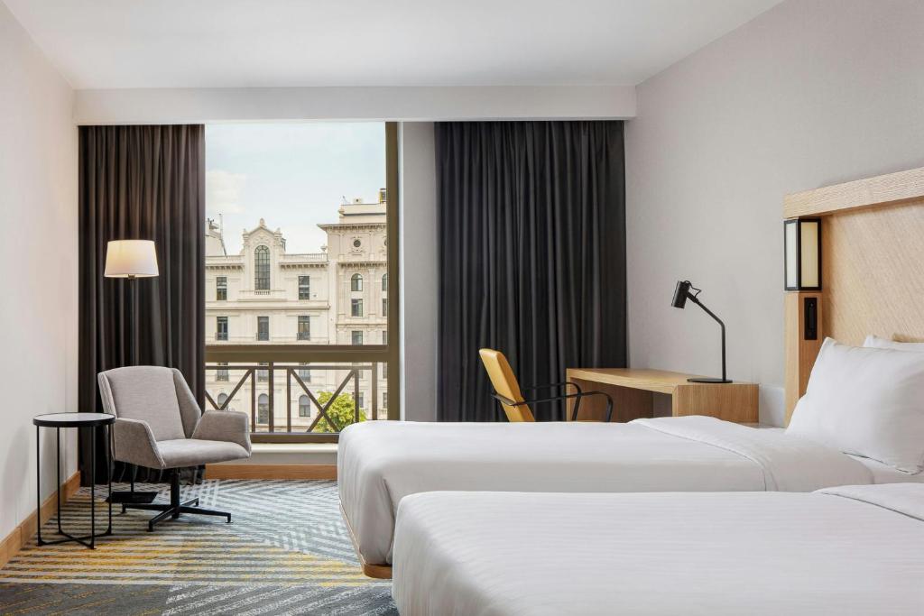 Postel nebo postele na pokoji v ubytování Courtyard by Marriott Tbilisi