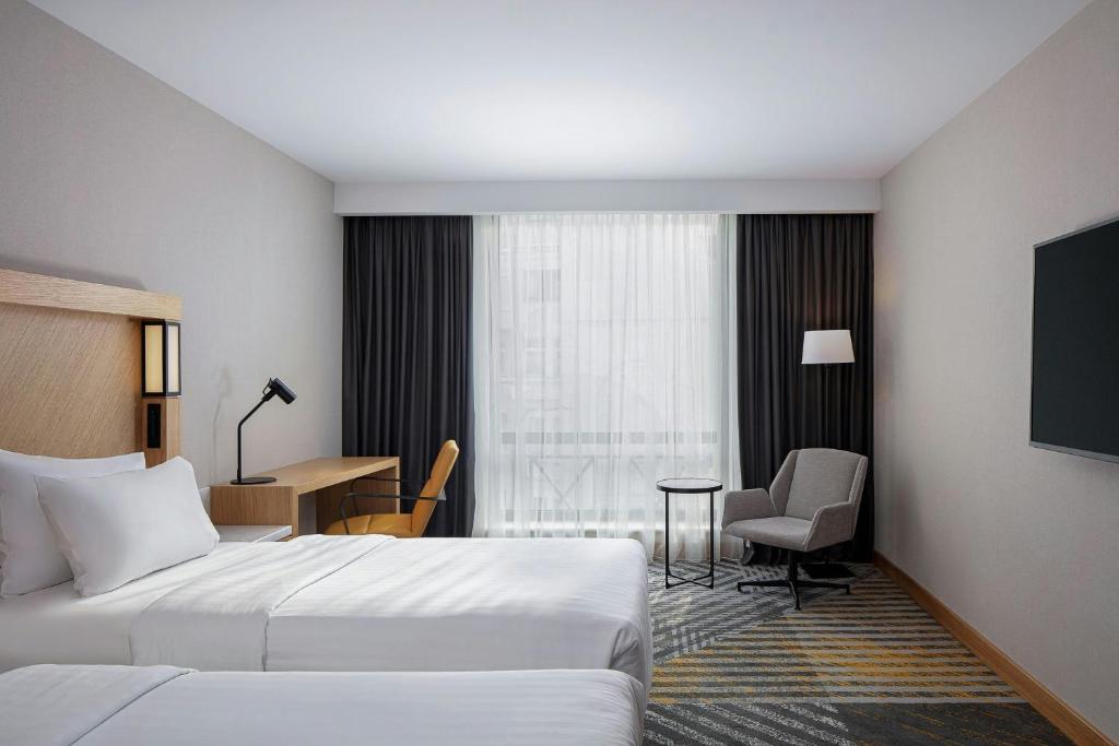 Postel nebo postele na pokoji v ubytování Courtyard by Marriott Tbilisi