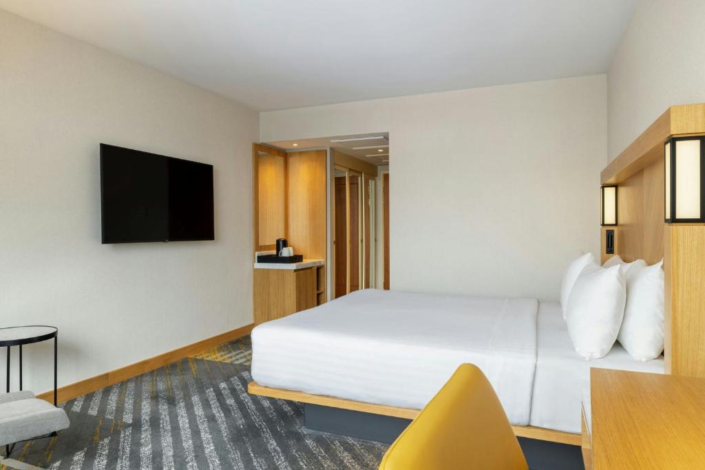 TV a/nebo společenská místnost v ubytování Courtyard by Marriott Tbilisi