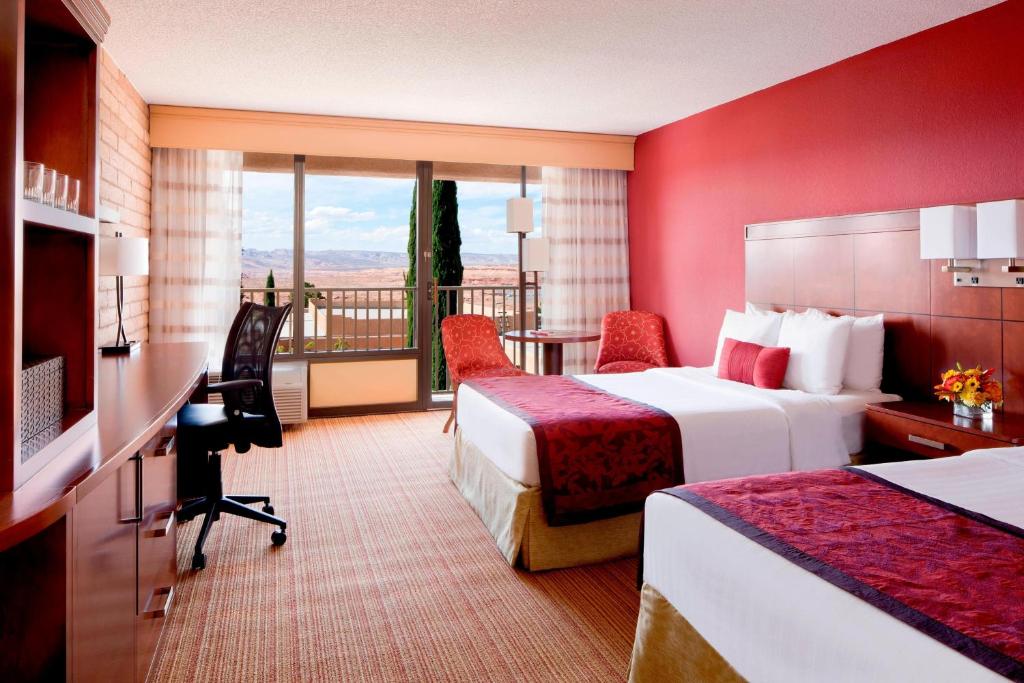 Cette chambre dispose de deux lits et d'un balcon. dans l'établissement Courtyard Page at Lake Powell, à Page