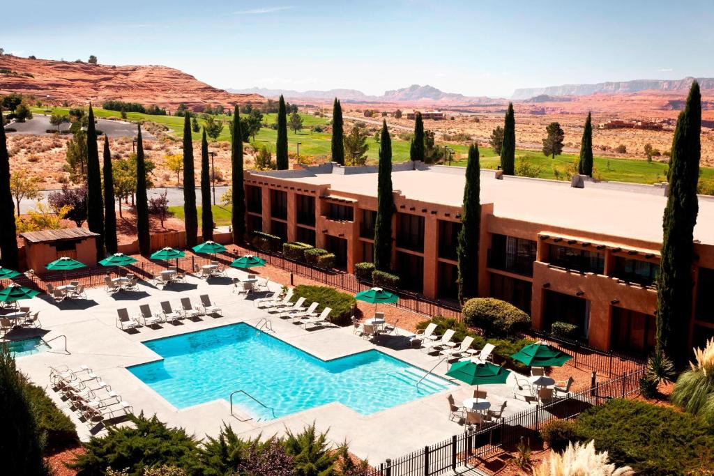 - une vue aérienne sur un complexe avec une piscine dans l'établissement Courtyard Page at Lake Powell, à Page