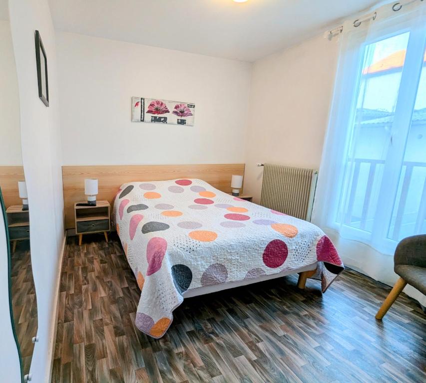 - une chambre avec un lit doté d'une couverture en point de polka dans l'établissement La Villa Oscar en plein cœur de ville, à Dax