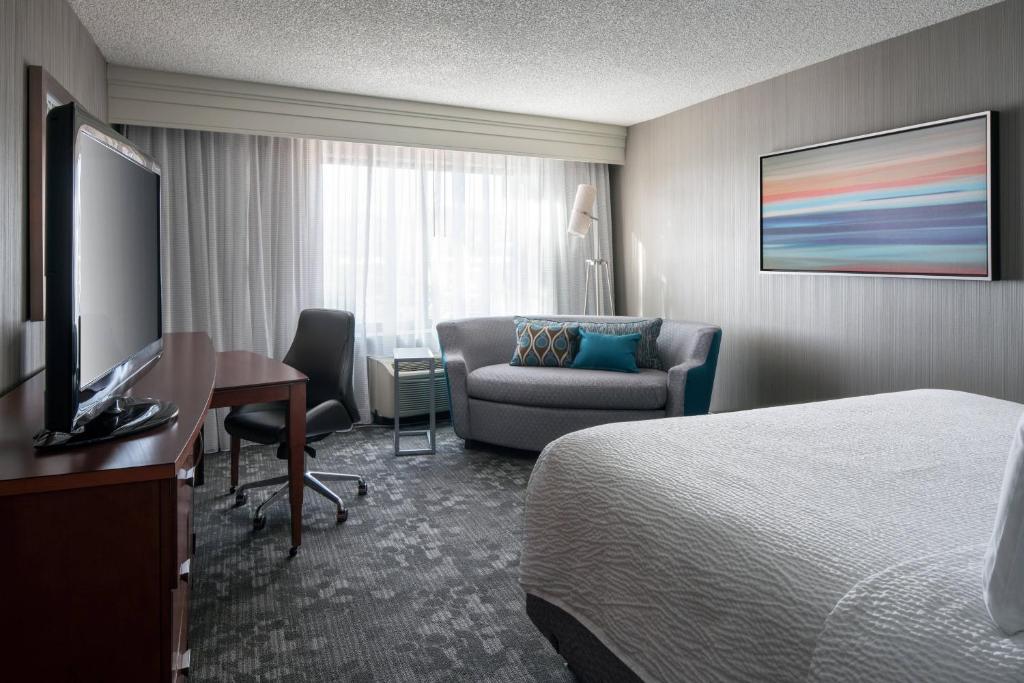 Courtyard Foothill Ranch Irvine East/Lake Forest - King Room With Sofa Bed