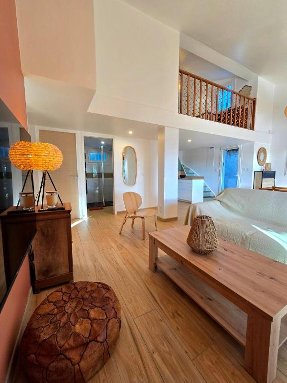 - une grande chambre avec un lit et une table dans l'établissement Oxygène - à 5min de la mer, grande terrasse vue mer - parking, vélo & terrain de tennis - By AURAconciergerie, aux Lecques