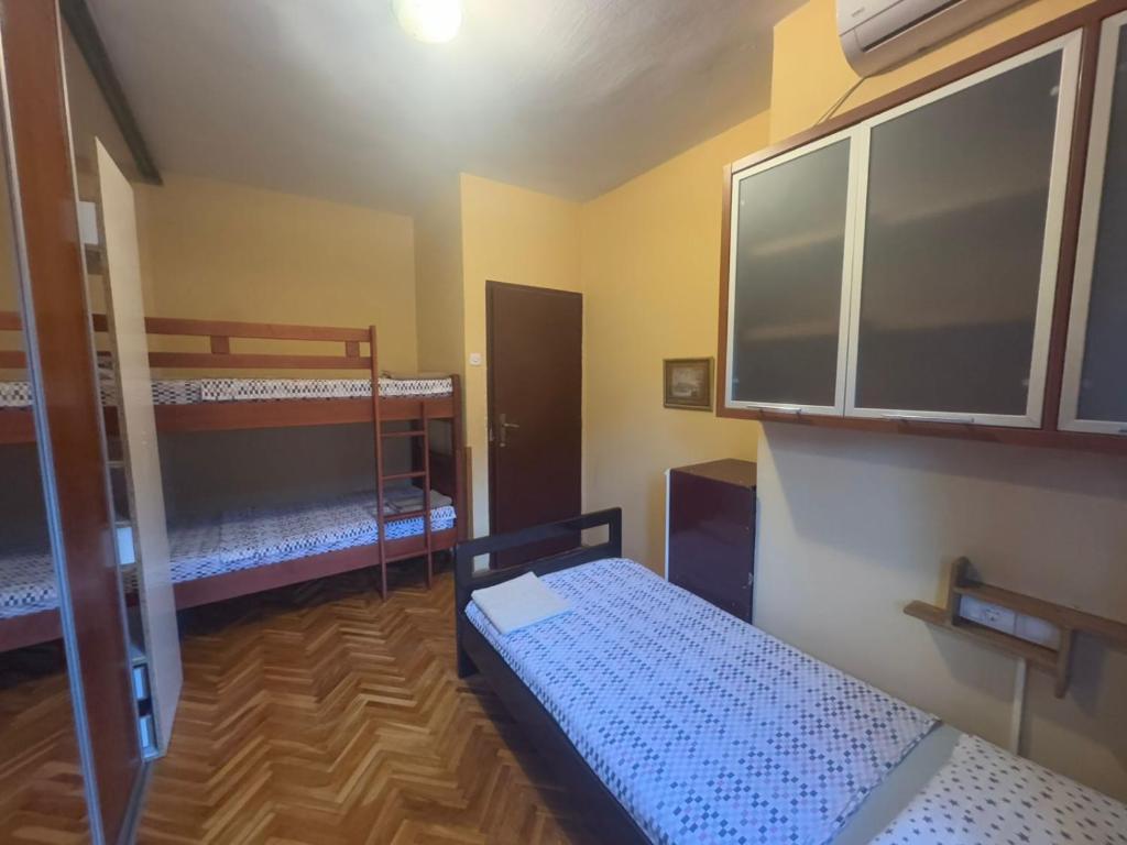 Postel nebo postele na pokoji v ubytování KotorHostelito