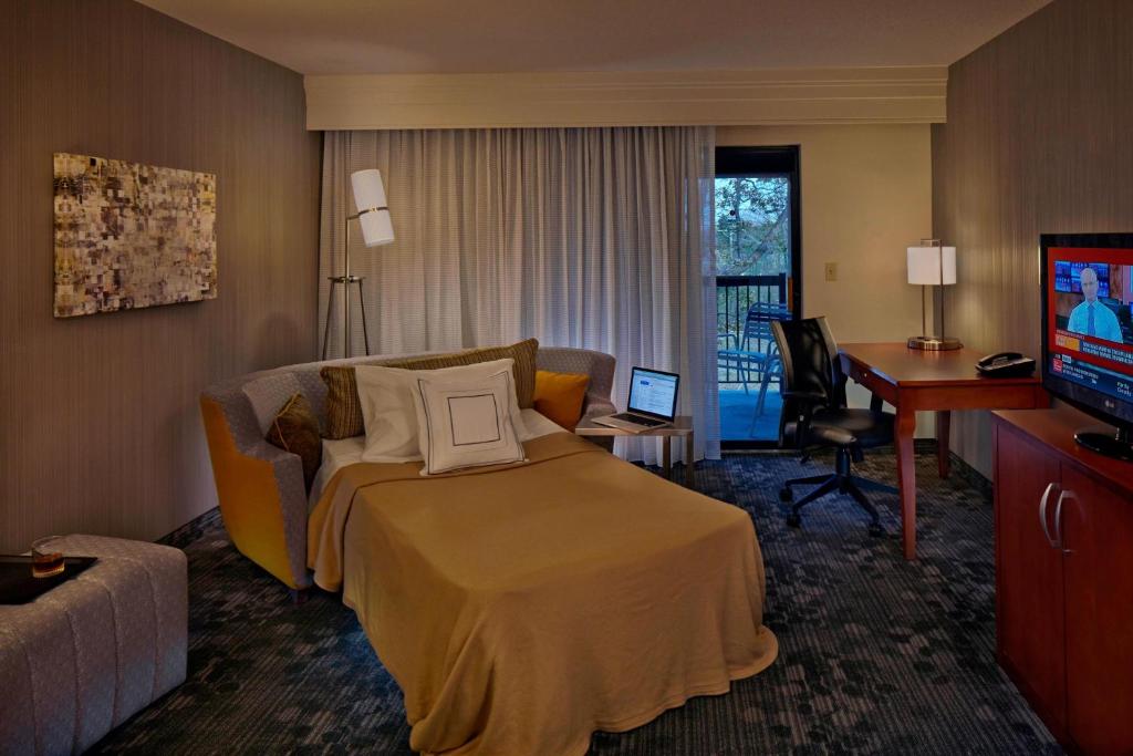 TV a/nebo společenská místnost v ubytování Courtyard by Marriott Providence Warwick
