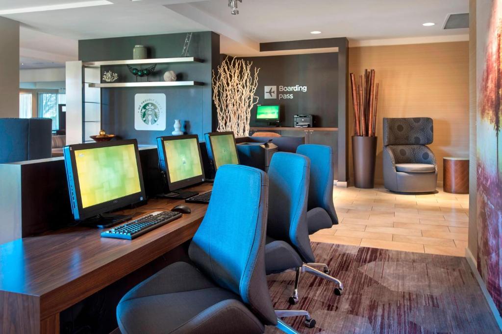 TV a/nebo společenská místnost v ubytování Courtyard by Marriott Mt. Laurel