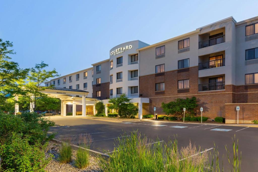 Una representación de un hotel con estacionamiento. en Courtyard by Marriott Madison West &#47; Middleton, en Middleton