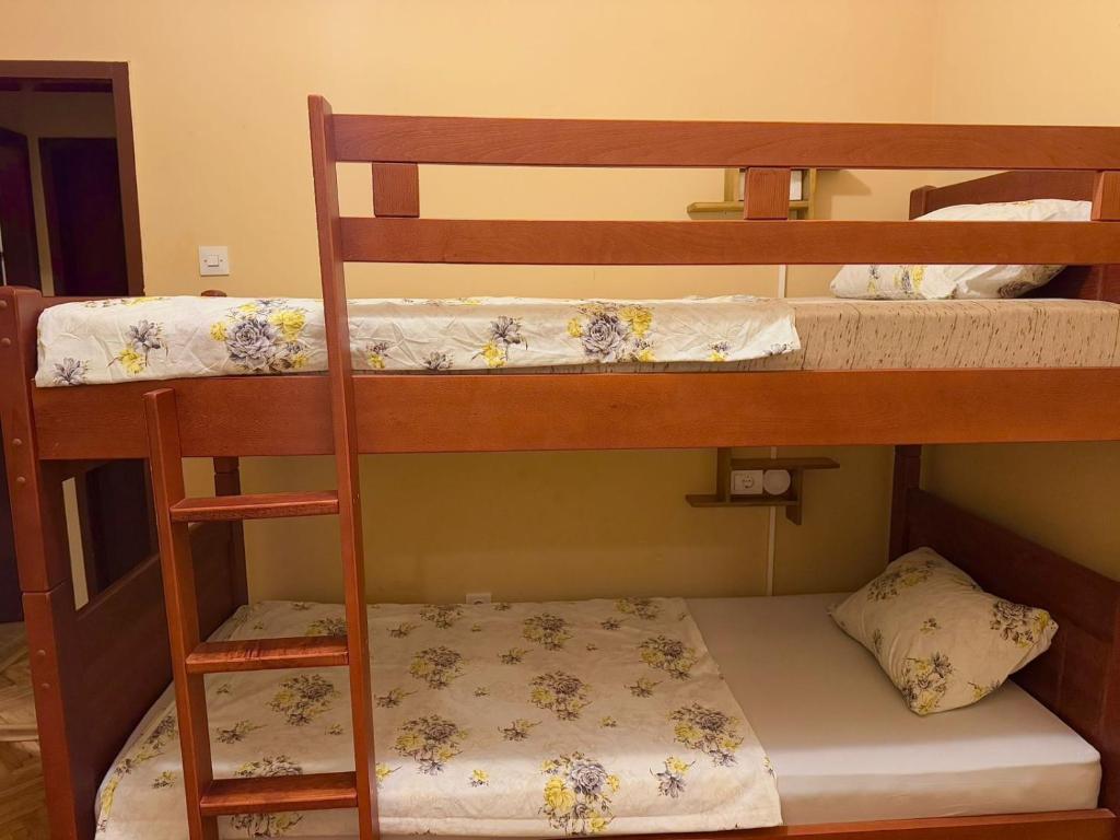 Postel nebo postele na pokoji v ubytování KotorHostelito