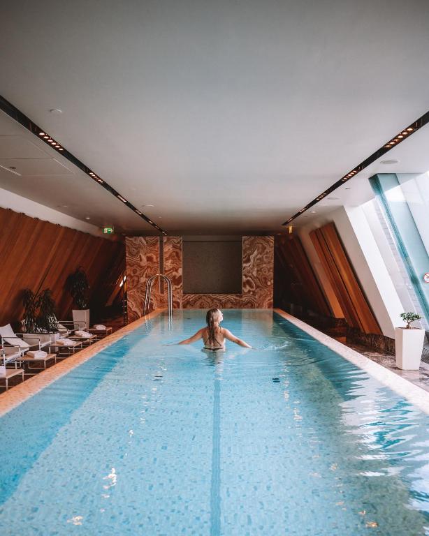 Bazén v ubytovaní Four Seasons Hotel Gresham Palace Budapest alebo v jeho blízkosti
