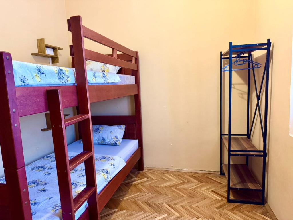 Postel nebo postele na pokoji v ubytování KotorHostelito