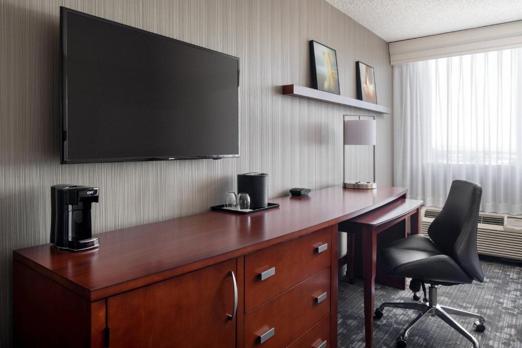 Courtyard by Marriott Richmond Berkeley photo