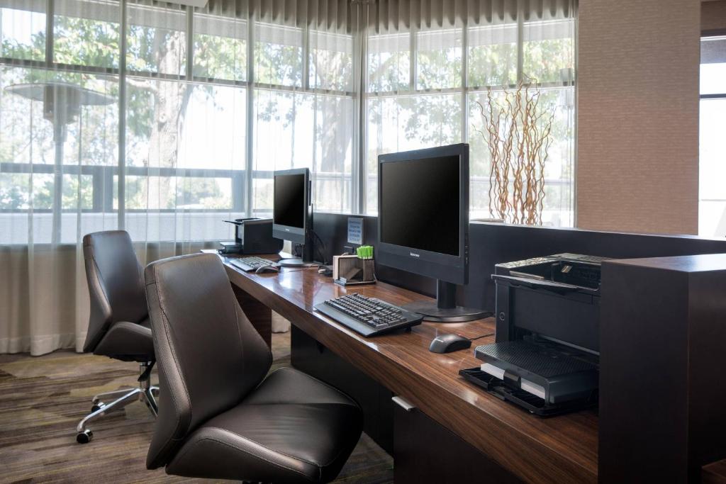 Courtyard by Marriott Richmond Berkeley photo