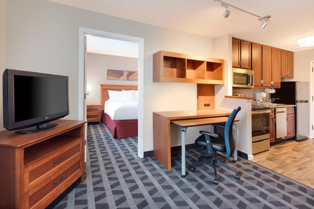 TownePlace Suites by Marriott Bentonville Rogers - Suite Queen De Un Dormitorio Con Sofá Cama