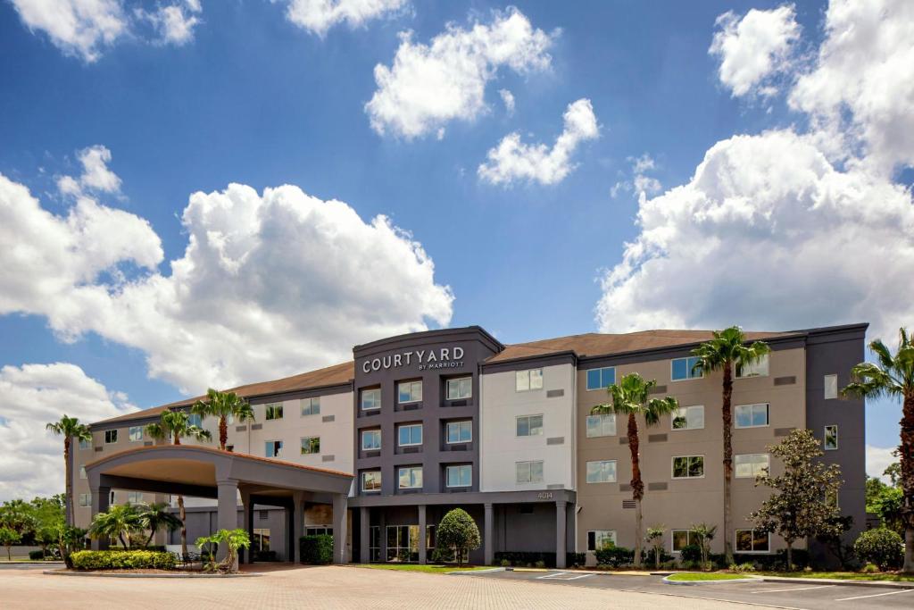 un hotel con palmeras en Courtyard Tampa Oldsmar, en Oldsmar