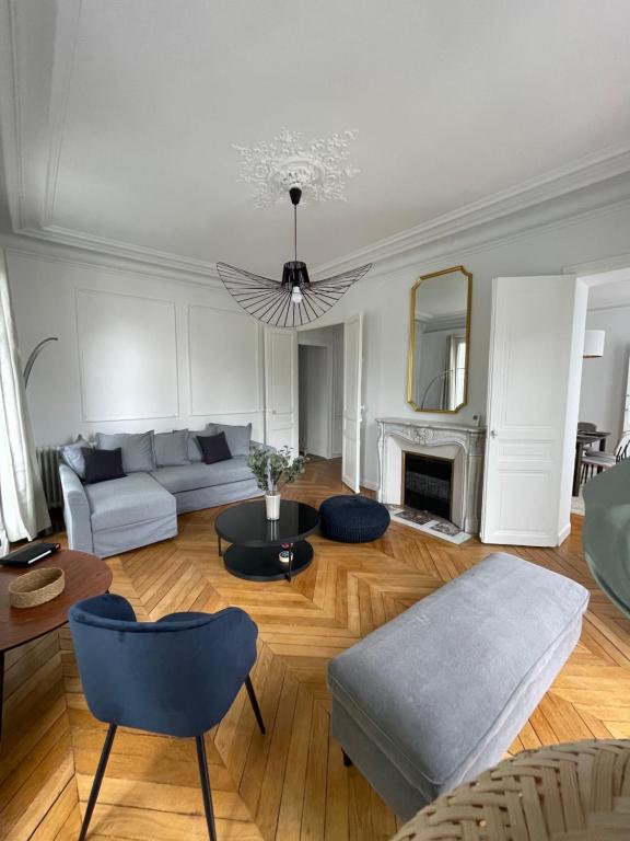 un salon avec un canapé et une table dans l'établissement Le grand Michelet centre de tours, à Tours