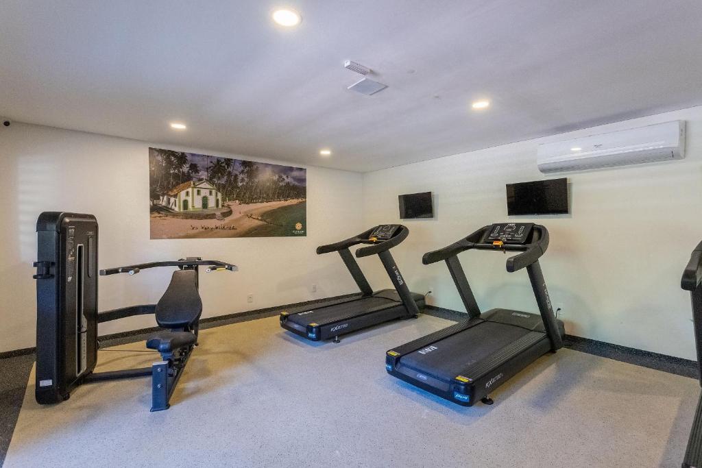 - une salle de sport avec 3 tapis de course dans l'établissement Bangalô exclusivo no Eco Resort Carneiros, à Praia dos Carneiros