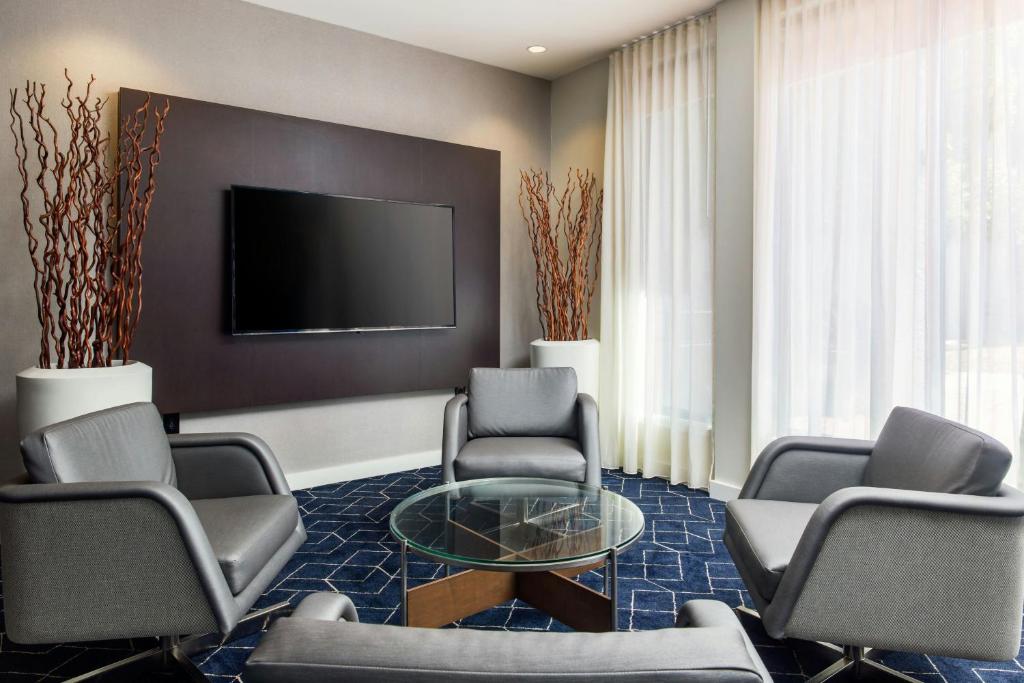 TV a/nebo společenská místnost v ubytování Courtyard by Marriott Phoenix North