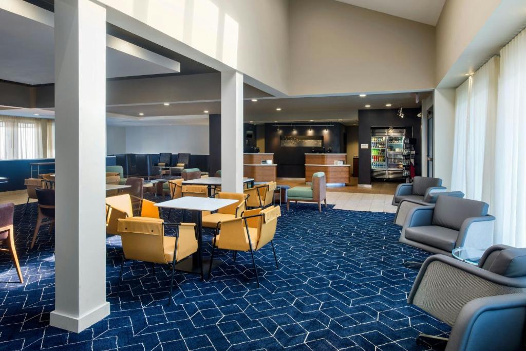 Posezení v ubytování Courtyard by Marriott Phoenix North