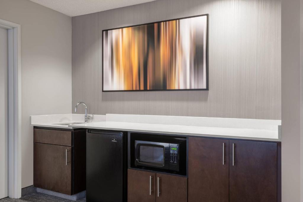 Kuchyň nebo kuchyňský kout v ubytování Courtyard by Marriott Reno