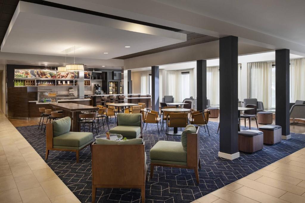 Posezení v ubytování Courtyard by Marriott Palm Springs