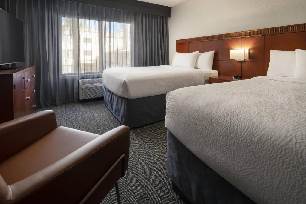 Postel nebo postele na pokoji v ubytování Courtyard by Marriott Palm Springs