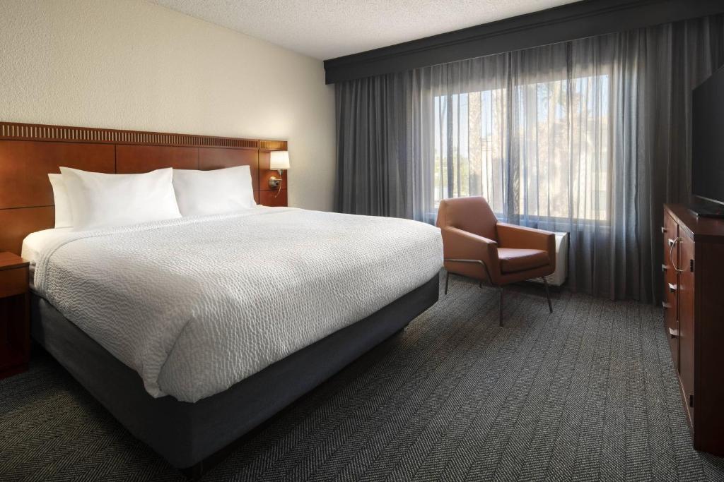 Postel nebo postele na pokoji v ubytování Courtyard by Marriott Palm Springs