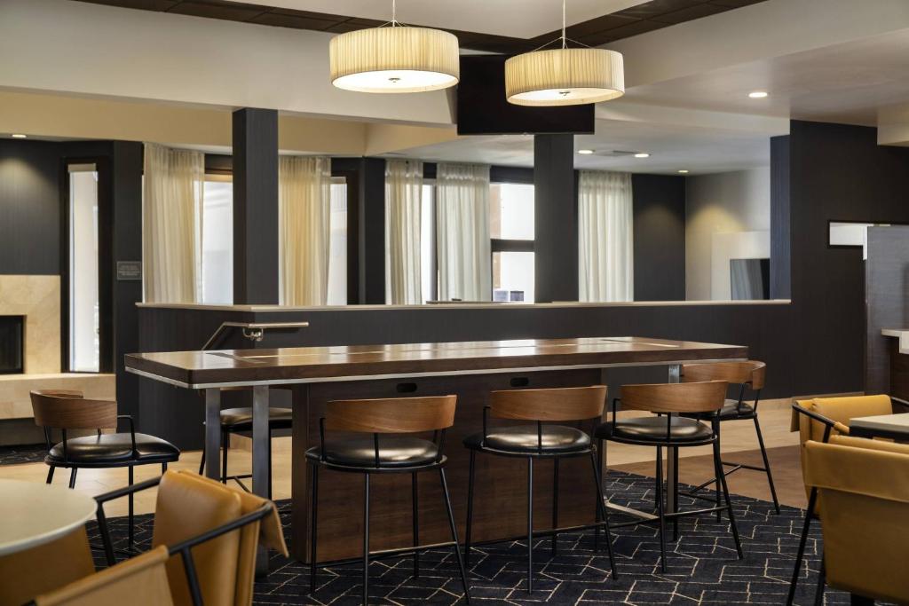 Posezení v ubytování Courtyard by Marriott Palm Springs