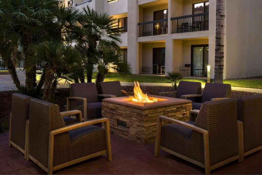Posezení v ubytování Courtyard by Marriott Palm Springs