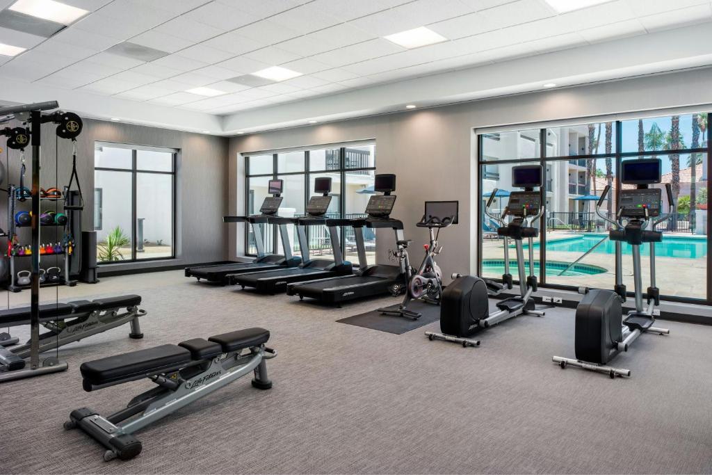 Fitness centrum a/nebo fitness zařízení v ubytování Courtyard by Marriott Palm Springs