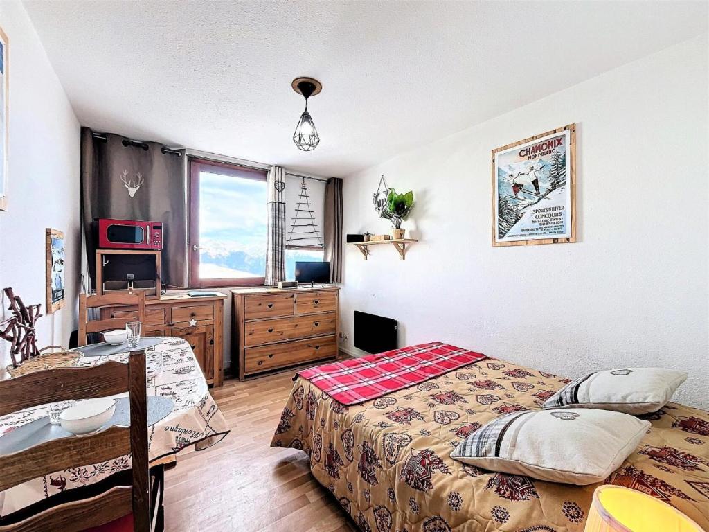 une petite chambre avec deux lits et une fenêtre dans l'établissement Résidence Zodiaque - STUDIO CHAMBRE 2 PERSONNES MAE-1791, à Villarembert