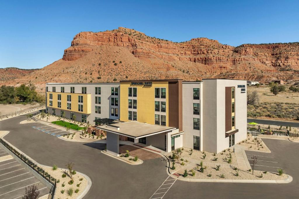 Nespecifikovaný výhled na hory nebo výhled na hory při pohledu z hotelu