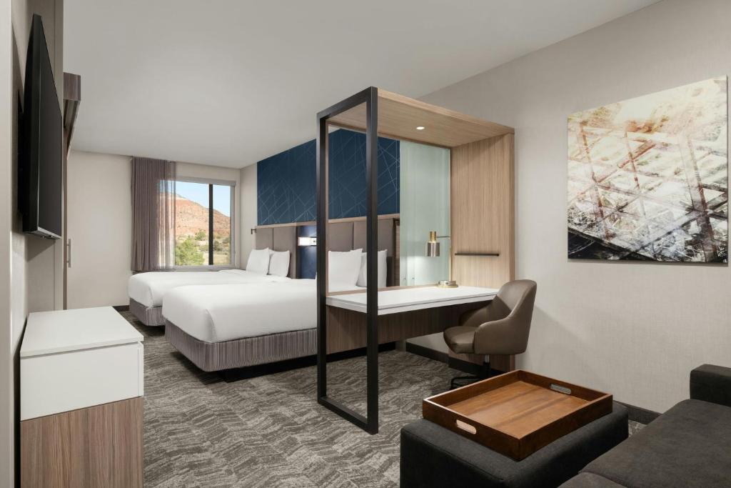 Postel nebo postele na pokoji v ubytování SpringHill Suites by Marriott Kanab
